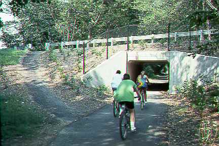 Route 47 underpass on Norwottuck path (27 KB JPEG)