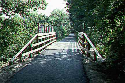Overpass on NOrwottuck path in Amherst (27 KB JPEG)